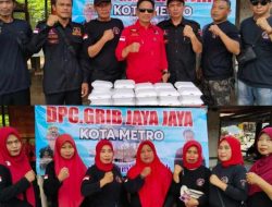 GRIB Kota Metro Bagikan Makanan kepada Warga