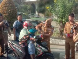 Semarakkan Peringatan HUT Republik Indonesia ke-79 pada 17 Agustus 2024, Pemkot Metro Wahdi Bagikan Ratusan Bendera ke-Pengguna Jalan