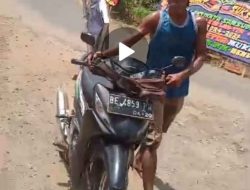 Viral..! Samsuddin Jadi Dewan, Saiful Penuhi Nazar nya Jalan Kaki sambil Dorong Motor Sejauh 3 KM