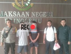 Polsek Pringsewu Limpahkan Dua Tersangka Pencurian Ke Kejaksaan Negeri Pringsewu