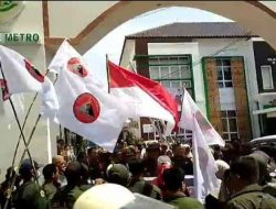 LSM Trinusa  Unjuk Rasa di Kejari Metro