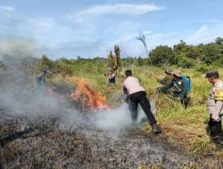 Puluhan Personel Polres Lamtim Diterjunkan dalam Mangatasi Kebakaran Hutan TNWK