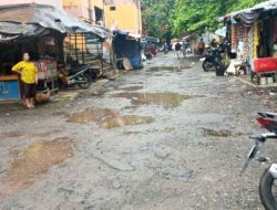 Minta Diperbaiki, Pedagang Shopping Metro Keluhkan Jalan Rusak Lingkungan Pasar